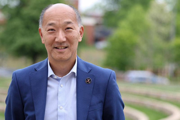 Photo of Professor Ken Ono, dressed in a light blue shirt and dark blue blazer.